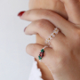 Verspielte Ringe mit runden facettierten Natursteinperlenimitationen