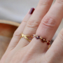 Verspielte Ringe mit runden facettierten Natursteinperlenimitationen
