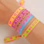 Aus neonfarbigen Schmuckb&auml;ndern mit Text trendige Armb&auml;nder machen