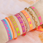 Aus neonfarbigen Schmuckb&auml;ndern mit Text trendige Armb&auml;nder machen