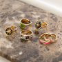 Kreative Ringdekoration auf Samtdisplays