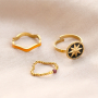 Kreative Ringdekoration auf Samtdisplays