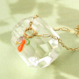 Schmuckinspirationen mit farbenfrohem Resin Mano Fico als Gl&uuml;ckssymbol