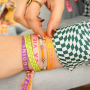 Armb&auml;nder aus B&auml;ndern mit individuellen Textdesigns gestalten 