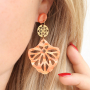 Schmuck gestalten mit Resin-Anh&auml;ngern im hauseigenen Design