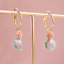 Sommerliche Ohrringe mit Glasperlen mit Blumendekor gestalten