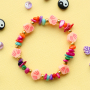 Neue Ideen! Armb&auml;ndchen aus Perlen mit einem fr&ouml;hlichen Twist. 