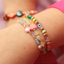 Neue Ideen! Armb&auml;ndchen aus Perlen mit einem fr&ouml;hlichen Twist. 