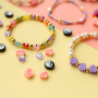 Neue Ideen! Armb&auml;ndchen aus Perlen mit einem fr&ouml;hlichen Twist. 