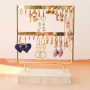 Schmuckst&uuml;cke an stilvollen Schmuck-Displays pr&auml;sentieren