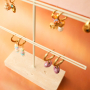 Schmuckst&uuml;cke an stilvollen Schmuck-Displays pr&auml;sentieren