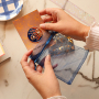 Mit unseren neuen Broschen und Pins schaffen Sie in Ihrer Kollektion eine verspielte Note 