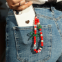 Neue Ideen: Bunte Glasperlen, die Schmuck in Szene setzen