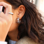 Arm- und Ohrschmuck stylisch kombinieren