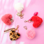 Accessoire-Designs mit flauschige Pompom-Anh&auml;ngern als Blickfang