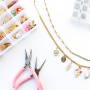 Funky Bettelkette designen mit emaillierten Metallanh&auml;ngern 