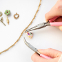 Funky Bettelkette designen mit emaillierten Metallanh&auml;ngern 