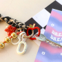 Ideen zu trendigem Schmuck mit farbigen kleinen karabinern 