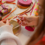 Verleihen Sie Geschenken und Schmuckkreationen eine festliche Note mit dekorativen B&auml;ndern