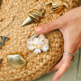 Mix & Match mit Statement-Broschen 