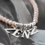Mach sch&ouml;ne W&ouml;rter und W&uuml;nsche mit diesen Buchstaben Anh&auml;nger aus DQ Metall!