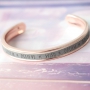 Dieses hippe Armband k&ouml;nnen Sie ganz pers&ouml;nlich machen, indem Sie 5 oder 10 mm flaches Leder oder Kordel verwenden!