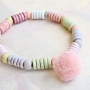 Diese Armb&auml;nder in fr&ouml;hlichen Farben machen Sie selbst mit disc Perlen aus Griechischer Keramik DQ. Wie geben Sie Ihrem Design die pers&ouml;nliche Note?