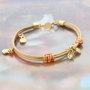 Diese sch&ouml;nen Armb&auml;nder machen Sie mit dem sch&ouml;nsten Reihmaterial und unseren phantastischen neuen Artikeln aus DQ Metall mit u.a. sch&ouml;nen Mini Anh&auml;ngern.