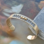 Diese sch&ouml;nen Armb&auml;nder machen Sie mit dem sch&ouml;nsten Reihmaterial und unseren phantastischen neuen Artikeln aus DQ Metall mit u.a. sch&ouml;nen Mini Anh&auml;ngern.