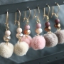 Erzeugen Sie ein WOW!-Effekt mit diesen Ohrringen aus funkelnden Facett Perlen und zarten Pompom Anh&auml;ngern mit goldenem Zubeh&ouml;r aus DQ Metall &ndash; Get the look!
