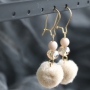 Erzeugen Sie ein WOW!-Effekt mit diesen Ohrringen aus funkelnden Facett Perlen und zarten Pompom Anh&auml;ngern mit goldenem Zubeh&ouml;r aus DQ Metall &ndash; Get the look!