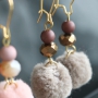 Erzeugen Sie ein WOW!-Effekt mit diesen Ohrringen aus funkelnden Facett Perlen und zarten Pompom Anh&auml;ngern mit goldenem Zubeh&ouml;r aus DQ Metall &ndash; Get the look!