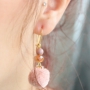Erzeugen Sie ein WOW!-Effekt mit diesen Ohrringen aus funkelnden Facett Perlen und zarten Pompom Anh&auml;ngern mit goldenem Zubeh&ouml;r aus DQ Metall &ndash; Get the look!
