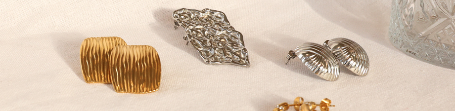 Neue glänzende Schmuckstücke aus Edelstahl Neue glänzende Schmuckstücke aus Edelstahl